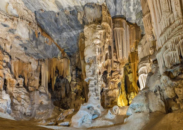 Stalactites et stalagmites dans la salle Botha, grottes de Cango Photos De Stock Libres De Droits