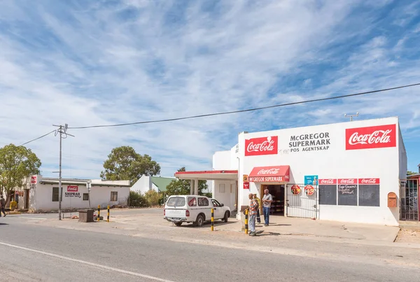 Escena callejera con supermercado y agencia postal en McGregor — Foto de Stock