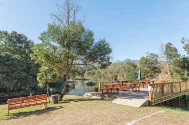 Güverte ve nehrin Khomeesdrif Resort