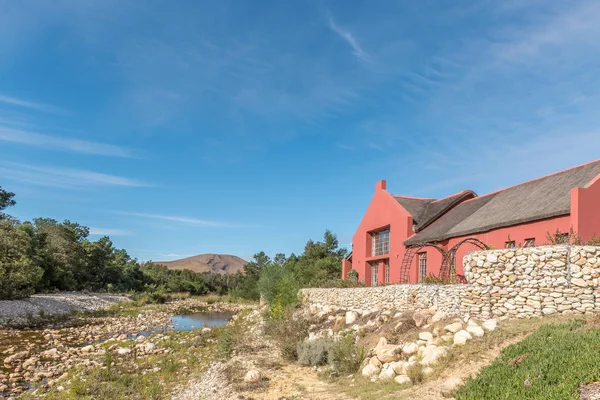 Vista del lecho del río Gobos y una casa en Greyton — Foto de Stock