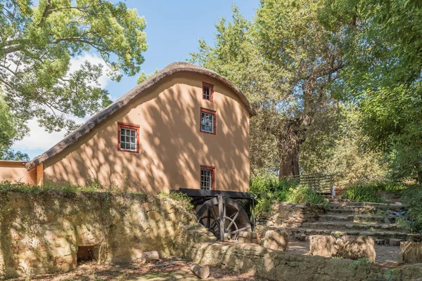 Water wheel and building of the historic mill in Genadendal — Stock Photo, Image