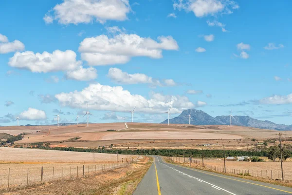 Road from Genadendal to Caledon with wind-farm in distance — Stock Photo, Image
