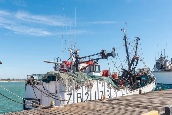 Trawler rybacki, Wyświetlono sieci i sprzętu, w Laaiplek — Zdjęcie stockowe