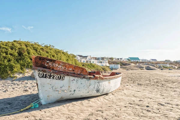 Fishing boat and houses at a beach in Paternoster — Stock Photo, Image