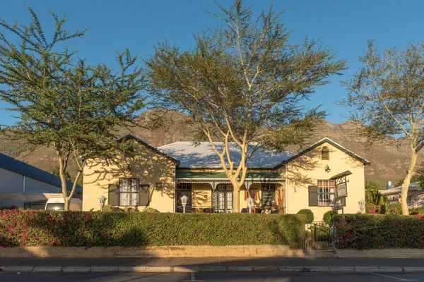 Salida del sol en una antigua casa histórica en Riebeeck Oeste — Foto de Stock