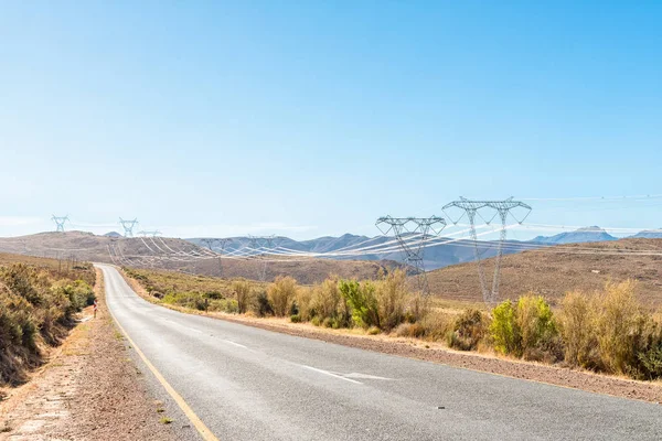 Electricity infrastructure and the road between Ceres and Touws — Stock Photo, Image
