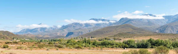 Panorama de paisagem agrícola com montanhas Swartberg perto de Hoeko — Fotografia de Stock