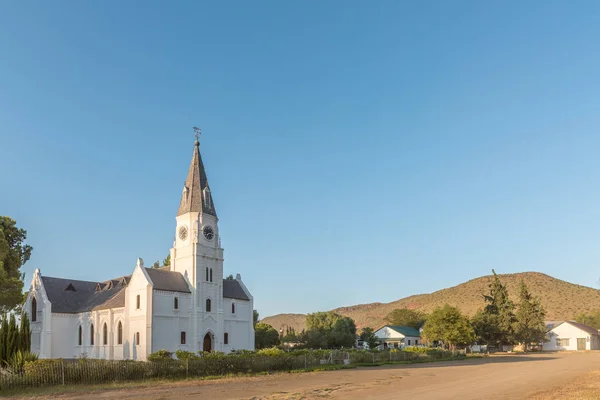 Escena callejera en la iglesia reformada holandesa en Nieu-Bethesda — Foto de Stock