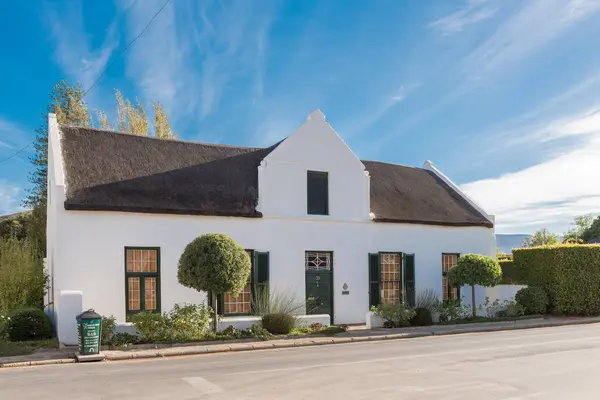Historisch huis met rieten dak in Montagu — Stockfoto