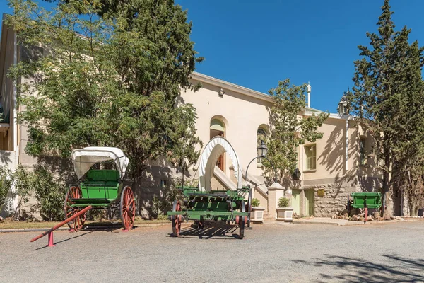 牛や馬牛ワゴン Matjiesfontein でカートを描画 — ストック写真