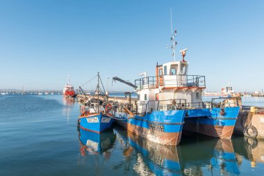 Gün batımında gemilerle Saldanha Bay