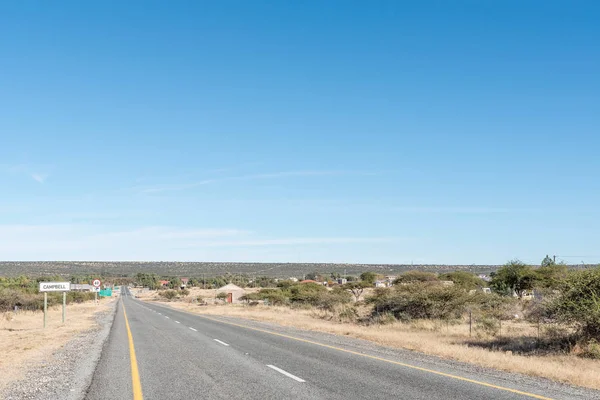 N8-road passing through Campbell in the Northern Cape Province — Stock Photo, Image