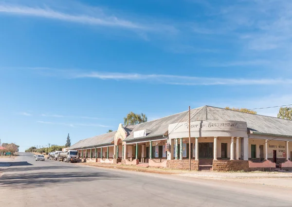 Eski otel binası ve Griekwastad araçlarda sokak sahne