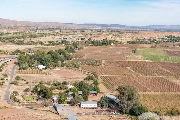 Αγρόκτημα τοπίο με αμπελώνες δει από Tierberg στο Keimoes — Φωτογραφία Αρχείου