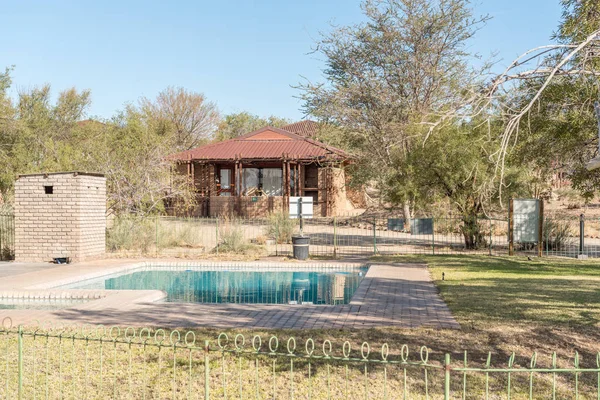 Piscina y chalet en el Parque Nacional Augrabies Falls — Foto de Stock