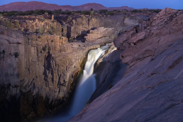 Водопад Аугри после захода солнца, освещенный электрическим светом — стоковое фото