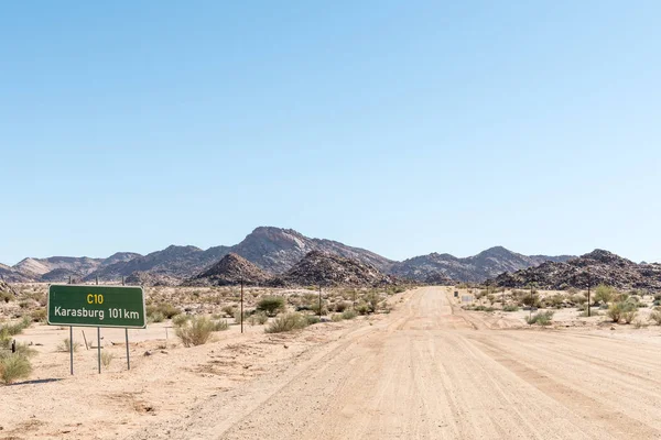 Señal de distancia en la carretera C10 entre Velloorsdrif y Karasburg —  Fotos de Stock