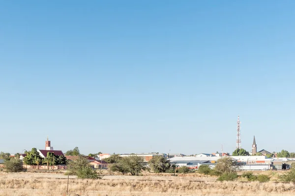 Pohled Keetmanshoop s církví, podniky a mikrovlnné tel — Stock fotografie