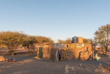Tuvalet ve duş Garas Park'ta gün batımı görünümü
