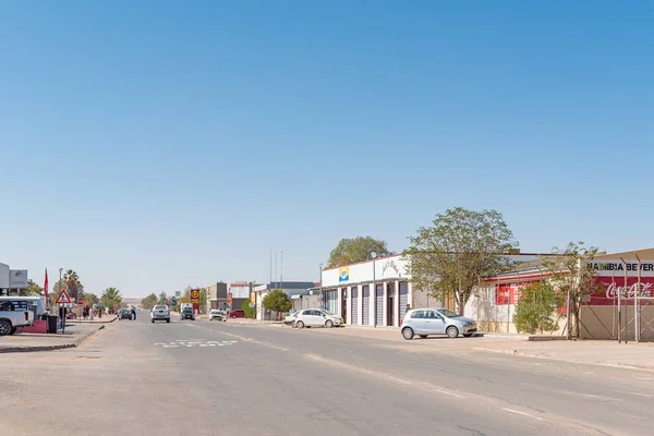 Cena de rua com empresas e veículos em Mariental — Fotografia de Stock