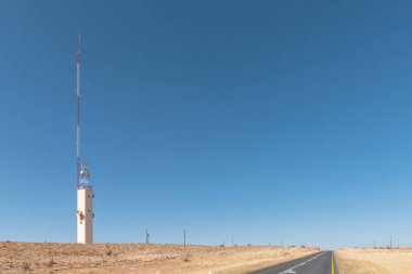 Mikrodalga telcommunications Kulesi ve baz istasyonu yakınındaki Kalk