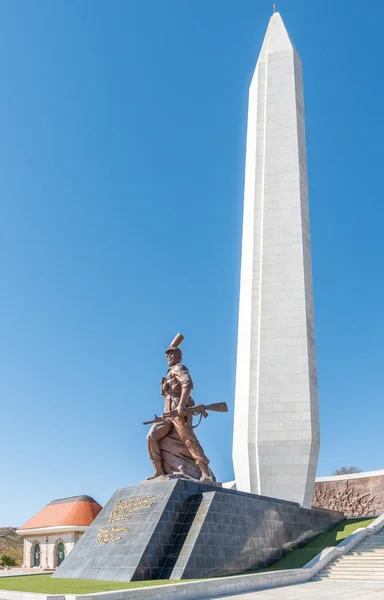 Sculptuur van de onbekende soldaat en obelisk in helden Akko in Windhoek — Stockfoto