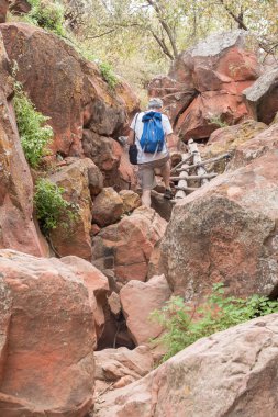 Waterberg Plato giden patika üzerinde turist