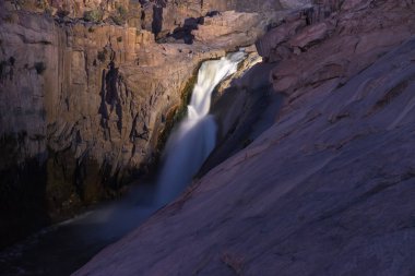 Ana Augrabies şelale günbatımı sonra elektrik ışığıyla ışıklı