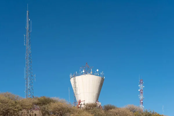 Reservatório de água e torres de telecomunicações no centro de W — Fotografia de Stock