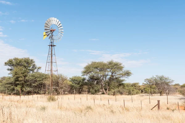 B1-道路上の揚水風車のある農場のシーン — ストック写真