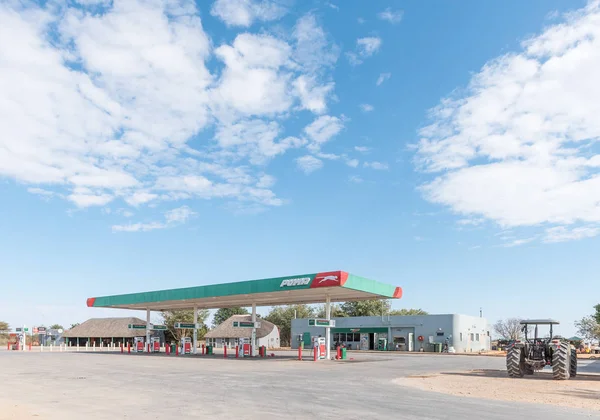 Posto de gasolina e loja em Okomukandi — Fotografia de Stock