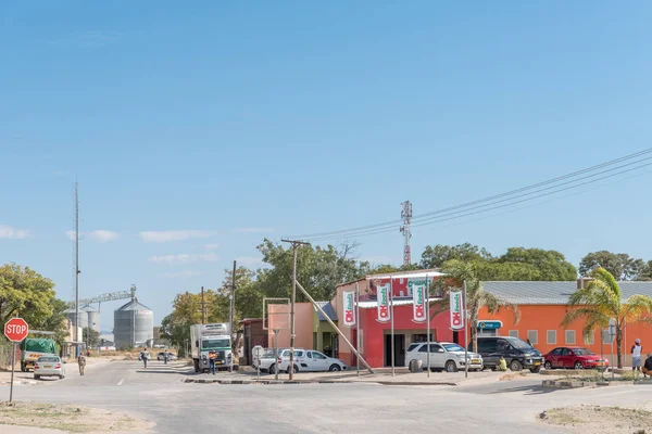 Street scene with supermarket and vehicles in Otavi — Stock Photo, Image