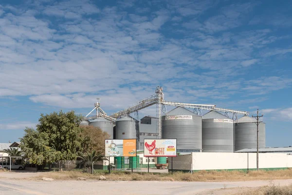 Cena de rua com silos de grãos em Otavi — Fotografia de Stock