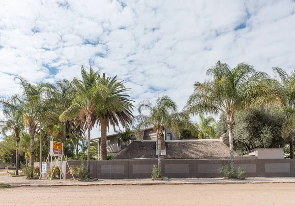 Casa de huéspedes sombreada por muchas palmeras en Otavi — Foto de Stock