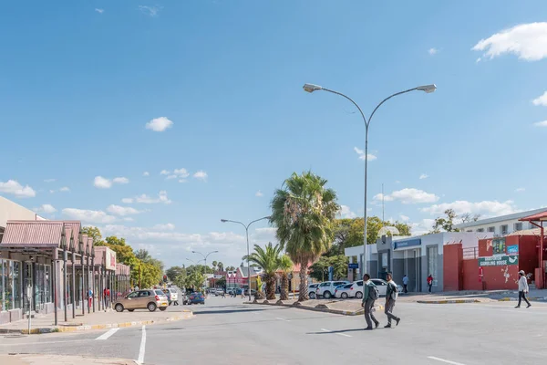 Cena de rua com empresas e veículos em Grootfontein — Fotografia de Stock