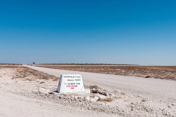 Distance marker on the C38-road between Namutoni and Halali — Stock Photo, Image