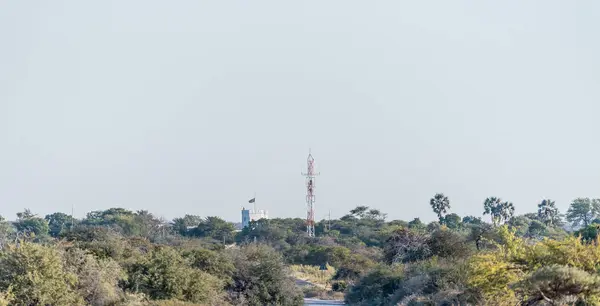 Namutoni Rest Camp gezien vanaf Klein Namutoni waterhole — Stockfoto