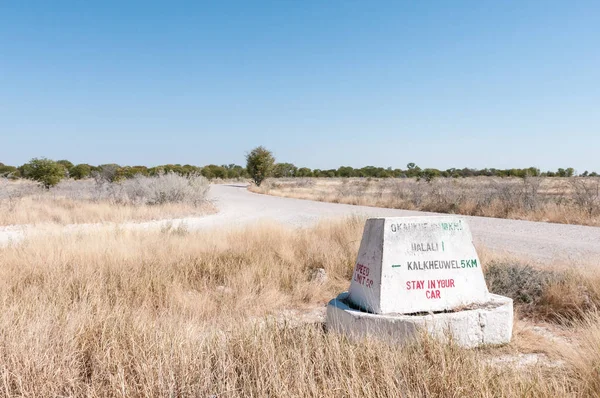 Marcador de distância na estrada C38 entre Namutoni e Halali — Fotografia de Stock