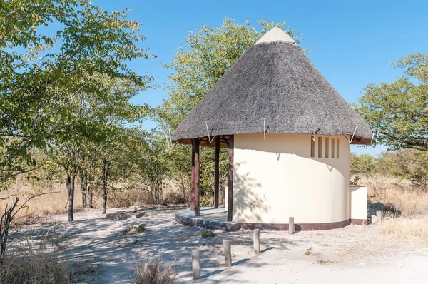 Namutoni ve Halali arasında thatched tuvaleti 