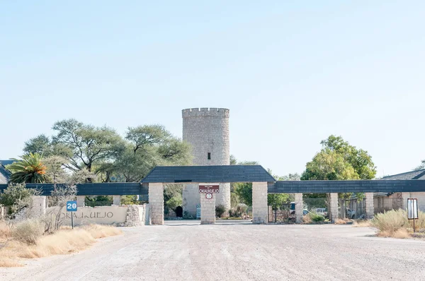 Entrada al campamento de descanso Okaukeujo en el Parque Nacional Etosha — Foto de Stock