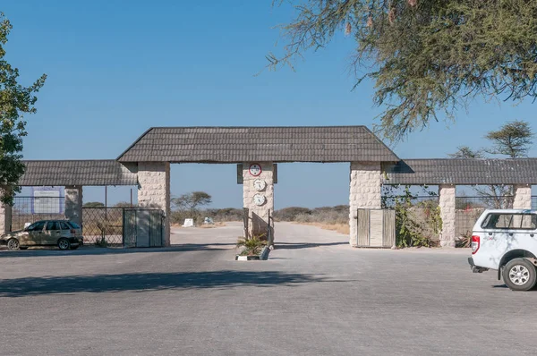 Entrada oriental al campamento de descanso Okaukeujo en el Parque Nacional Etosha — Foto de Stock