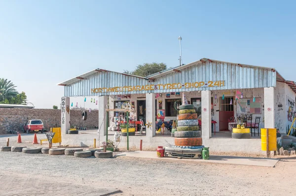 在 Kamanjab，Kunene 纳米比亚地区咖啡厅和轮胎店 — 图库照片
