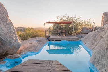 Hoada kampında bir tepede kayalar arasında Yüzme Havuzu