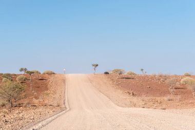 C40 yolun yanındaki kayalık yarı çöl manzarası