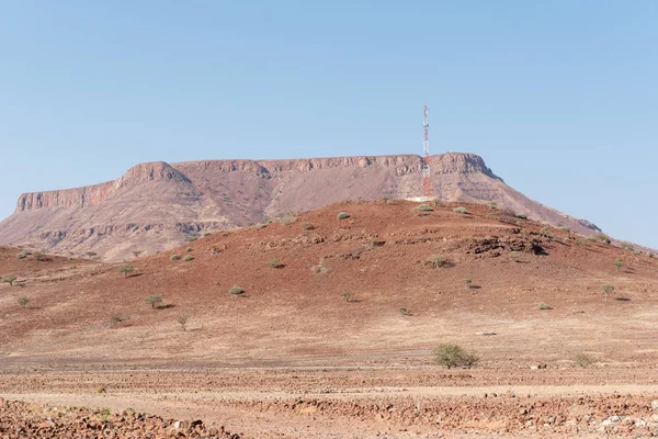 Torre de celular na colina na paisagem semi-deserto, Bergsig — Fotografia de Stock