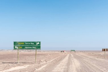 C34 ve D2302 Torra Körfezi arasında paraleldir