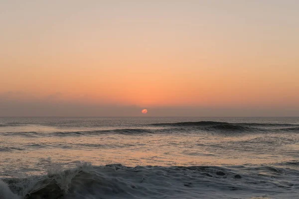El sol se pone sobre el Océano Atlántico en Cape Cross — Foto de Stock