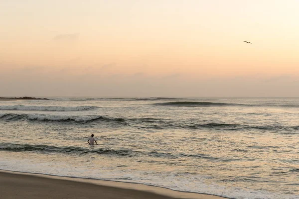 旅游在大西洋海角跨在日落之后游泳 — 图库照片
