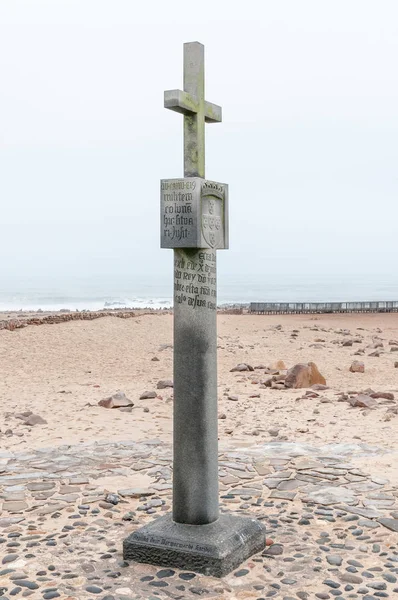 Replica of Diogo Cao cross at Cape Cross seal colony — Stock Photo, Image