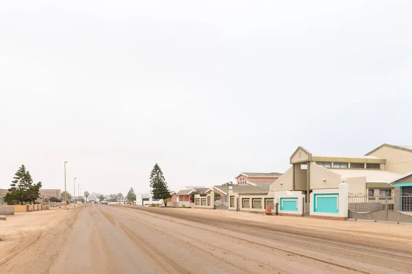 Escena callejera con casas y camino de sal en Henties Bay — Foto de Stock